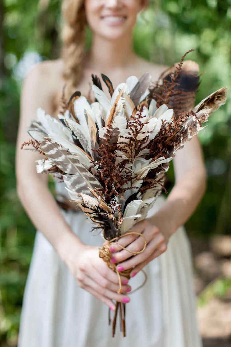 bouquet de mariee original boho vintage plumes fougeres sechees