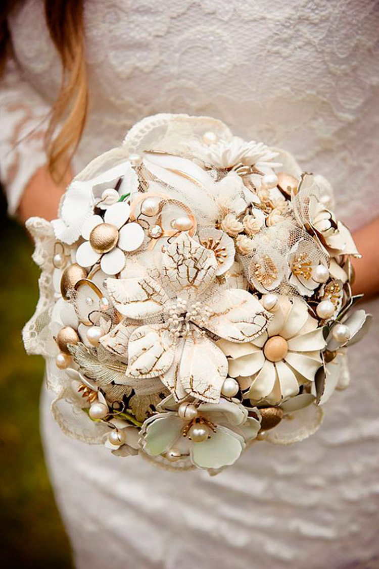 bouquet de mariee original fleurs ceramique perles broches