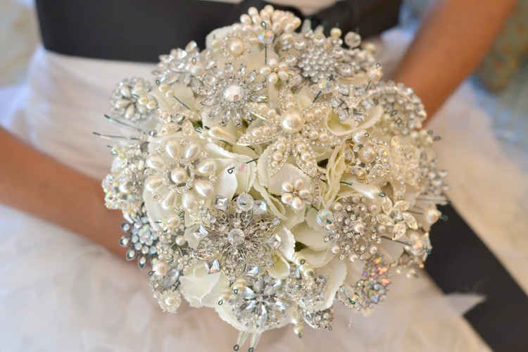 bouquet de mariee original glamour broches perles cristaux