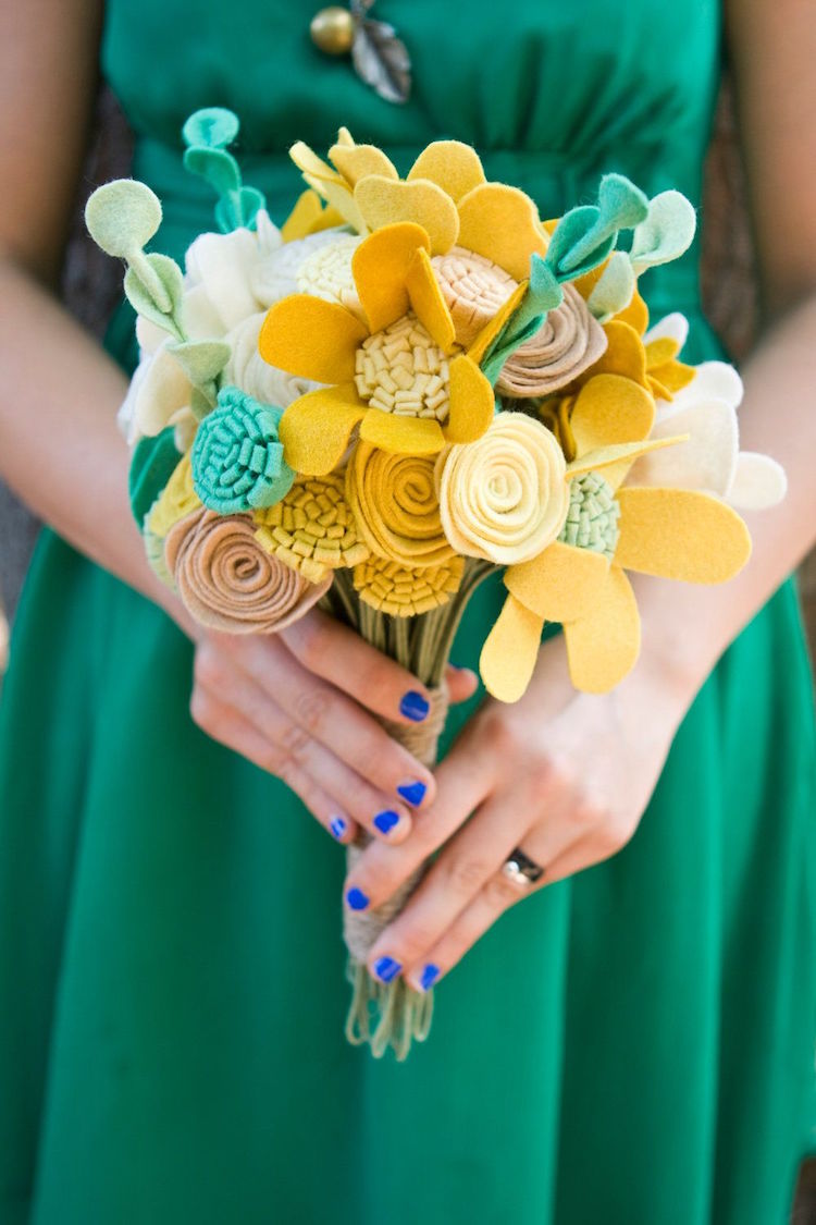 bouquet demoiselle honneur fleurs feutrine jaunes blanches vertes
