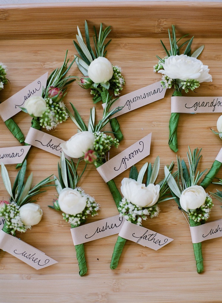 Boutonnière invité mariage - des projets de bricolage fleuris