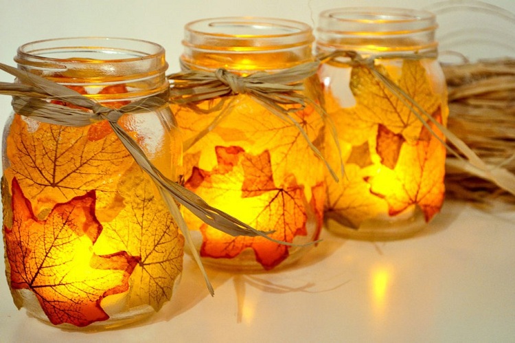bricolage d'automne avec des feuilles d'arbre bocaux illuminés