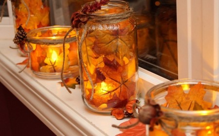 bricolage d'automne avec des feuilles d'arbre bocaux rebord de fenêtre