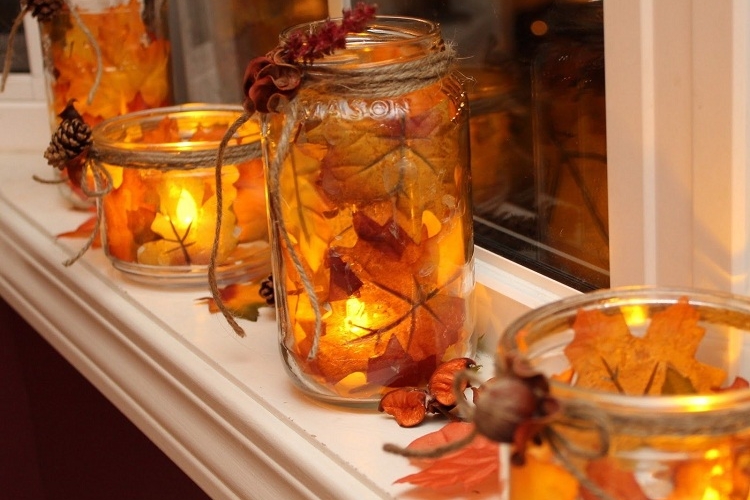 bricolage d'automne avec des feuilles d'arbre bocaux rebord de fenêtre