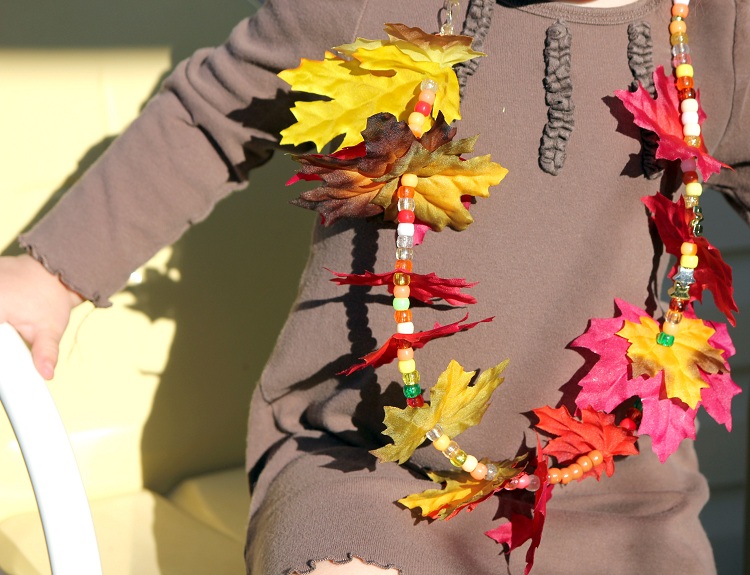 bricolage d'automne avec des feuilles d'arbre collier pour fillettes