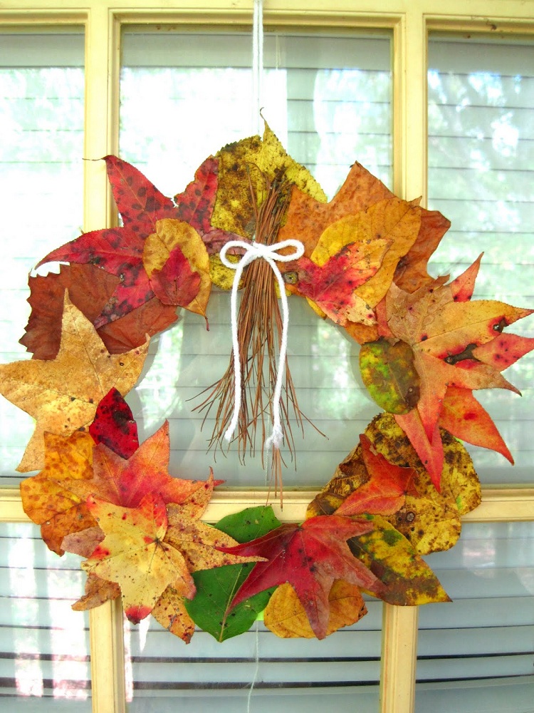 bricolage d'automne avec des feuilles d'arbre couronne porte d'entrée