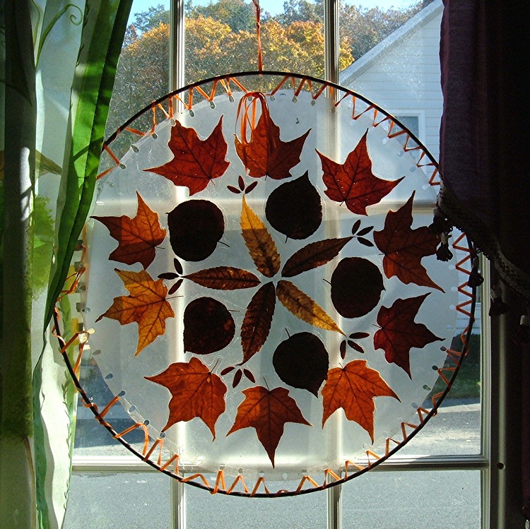 bricolage d'automne avec des feuilles d'arbre déco fenêtre