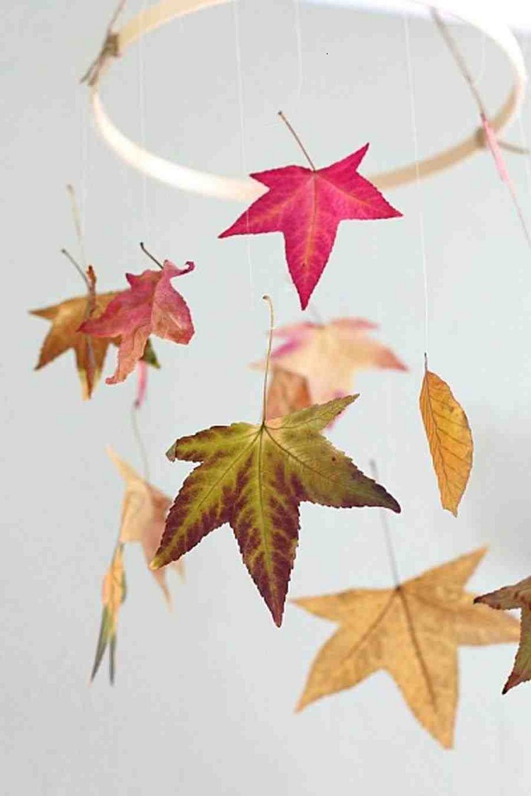 bricolage d'automne avec des feuilles d'arbre mobile chambre bébé