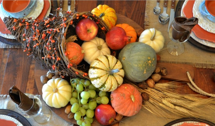 corne d'abondance pleine fruits automne idée centre table festive