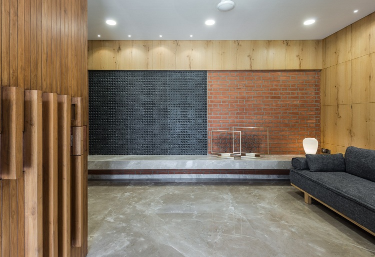 design moderne bois et béton mur brique apparente