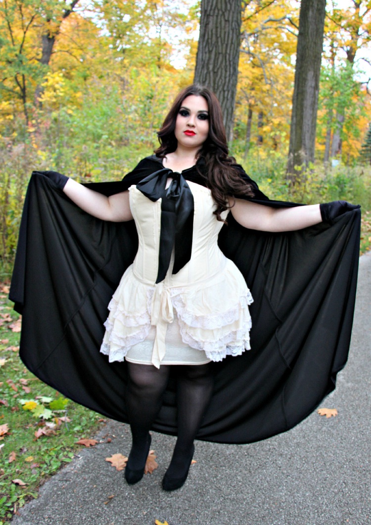 déguisement XXL femme costume de sorcière en blanc et noir