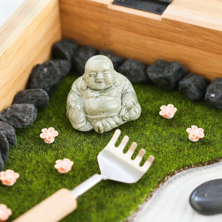 jardin zen miniature figurine bouddha pierres mousse decorative rateau