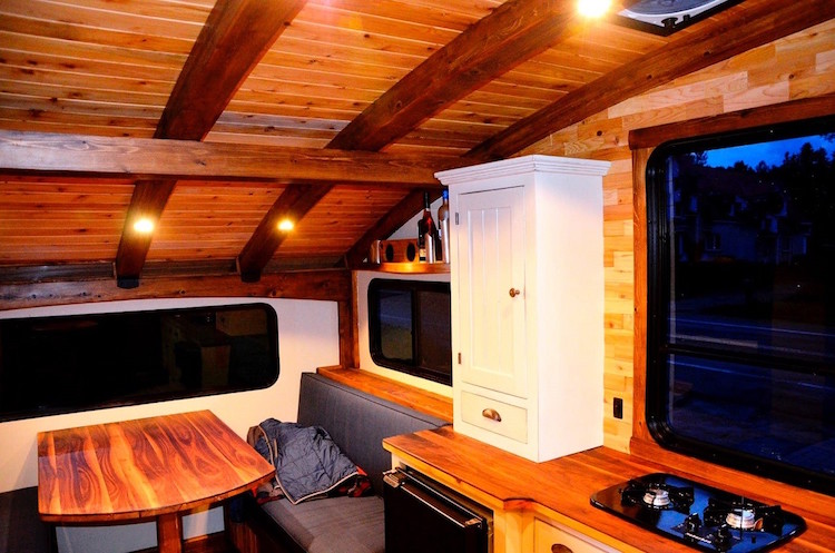 maison bateau Le Koroc interieur bois thuya coin cuisine frigo rangement