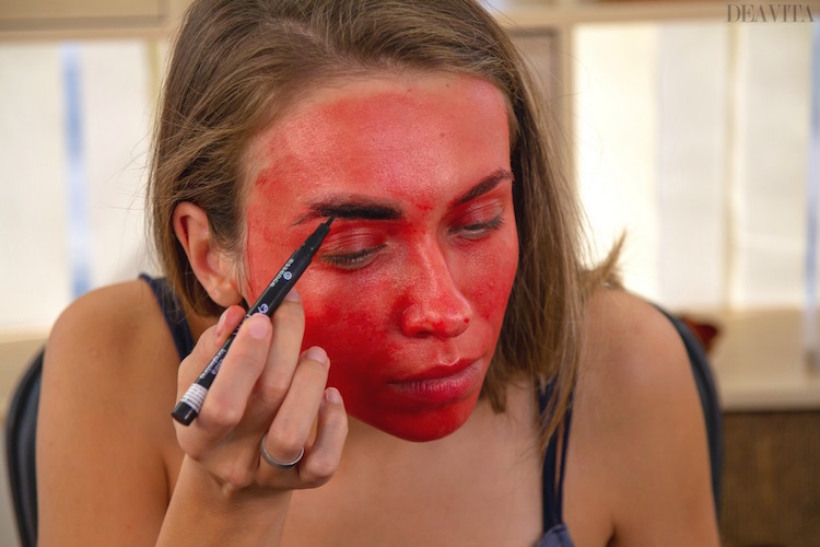 maquillage de diablesse facile peinture visage rouge eyeliner noir sourcils