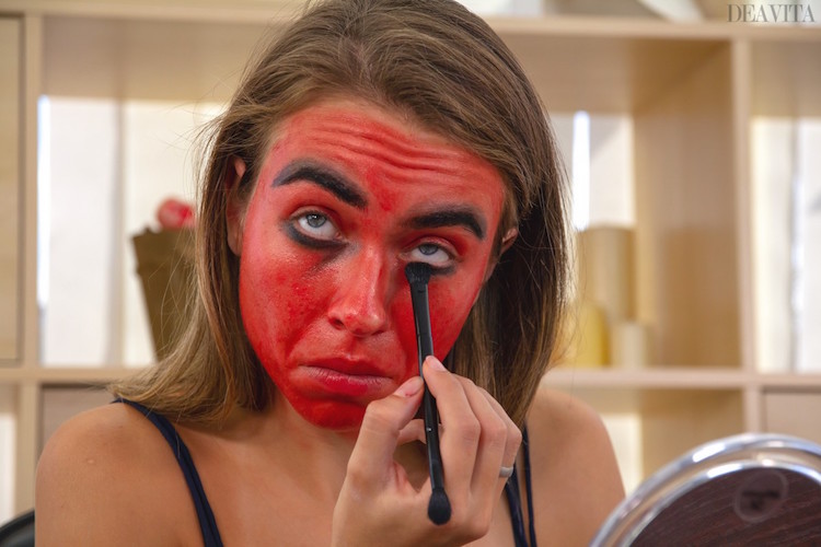 maquillage de diablesse facile peinture visage rouge fard paupiere noir ras cils inferieurs