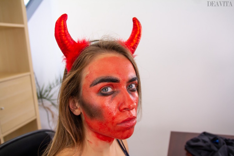 maquillage de diablesse facile pour Halloween cornes