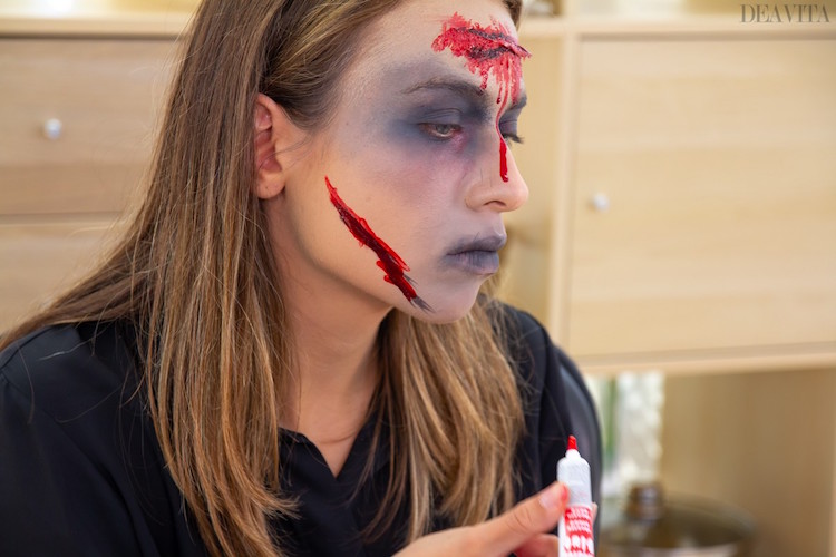 maquillage de zombie fausse plaie ouverte faux sang pommette