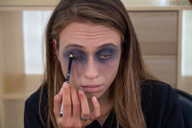 maquillage de zombie pour Halloween fard a paupieres noir crayon noir
