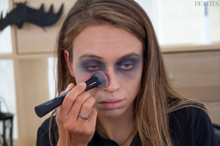 maquillage de zombie pour Halloween fard a paupires noir rouge a levres effet realiste