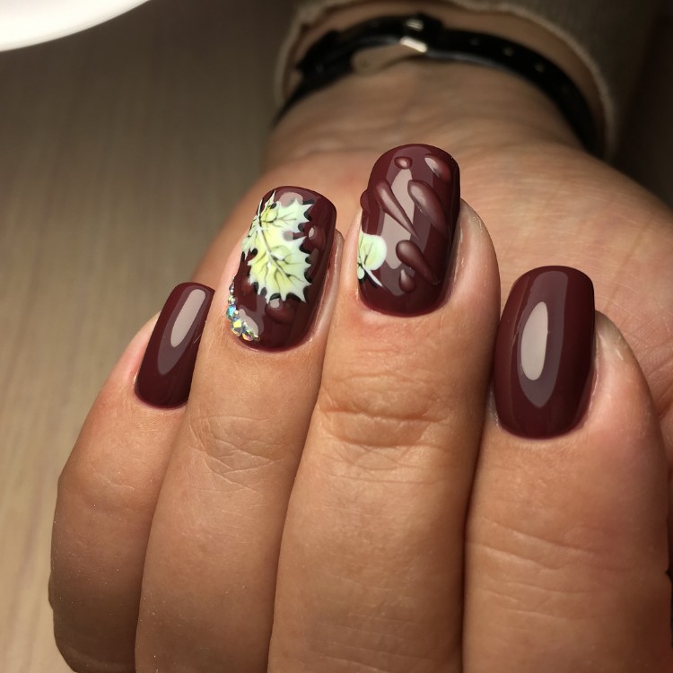 nail art automne 2018 base vernis marron motif feuilles auomnales