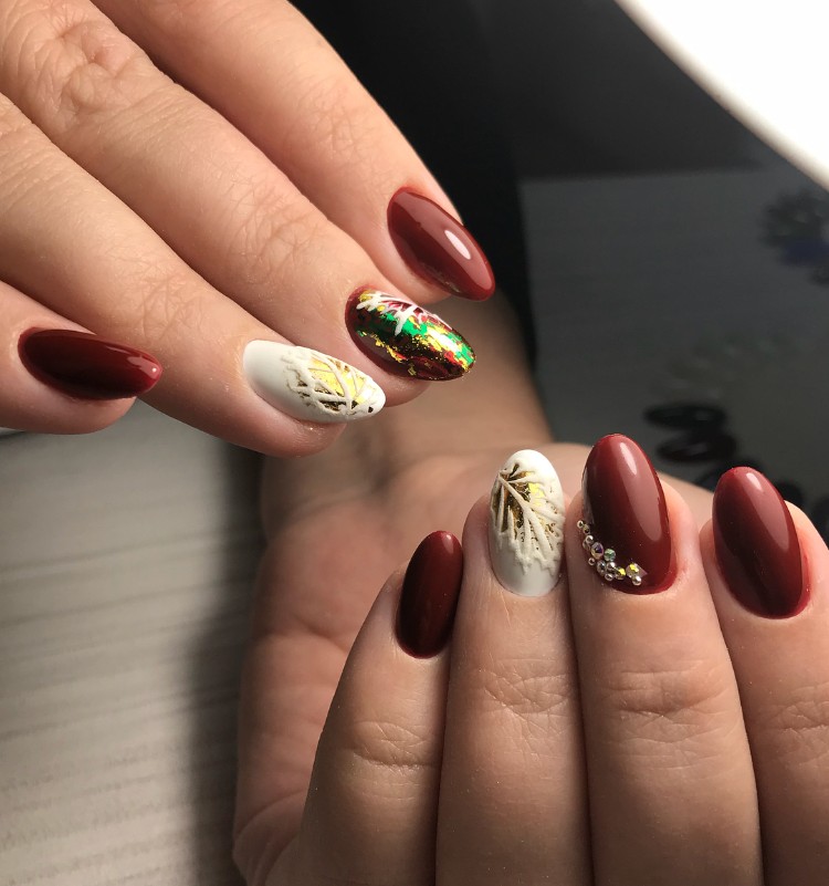 nail art automne 2018 manucure bien travaillée feuilles automnales foil nail art
