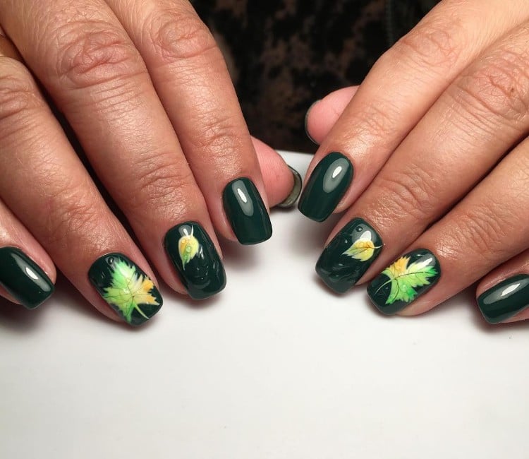nail art automne 2018 vernis noir avec feuilles automnales jaunes vertes