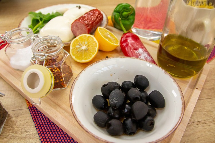 salade méditerranéenne ingrédients nécessaires préparation détaillée étape par étape