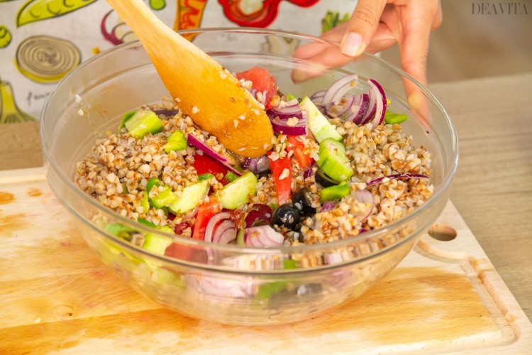 salade sans gluten sarrasin légumes frais olives noires vinaigrette faite maison facile