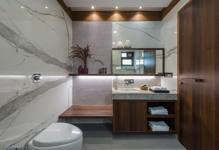 salle de bain moderne bois et marbre