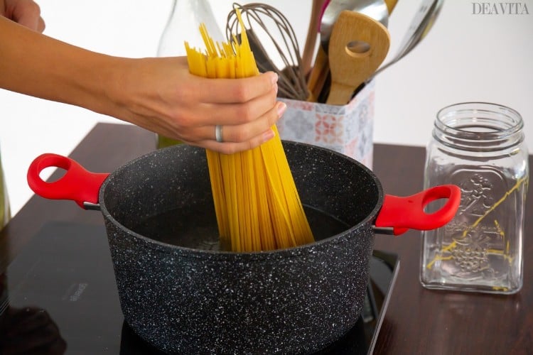 spaghetti à la bolognaise préparation pâtes selon instructions casserole remplie eau salée