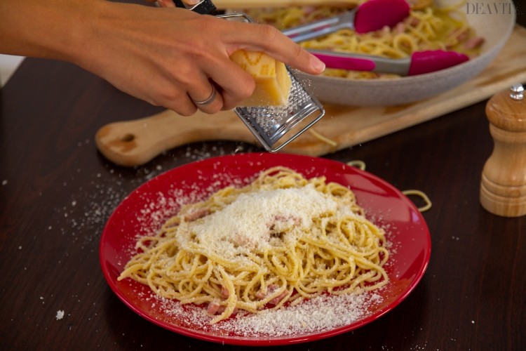 spaghetti à la carbonara délicieux rapide parsemé parmesan