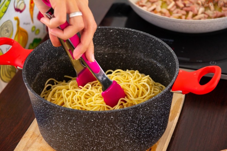 spaghetti à la carbonara facile recette pâtes rapide cuisine italienne traditionnelle