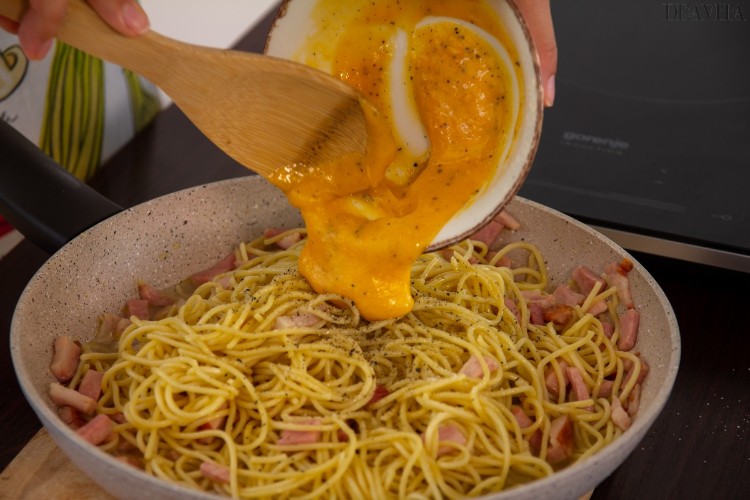 spaghetti à la carbonara jaunes oeuf parmesan