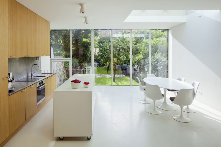 îlot sur roulettes cuisine blanche et bois style minimaliste grandes fenêtres