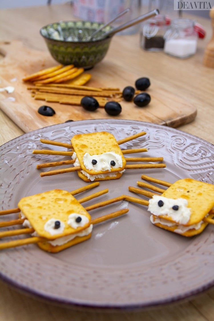 amuse-bouche Halloween ludique pour enfants recette facile araignées apéritives fromage crème olives noires sticks