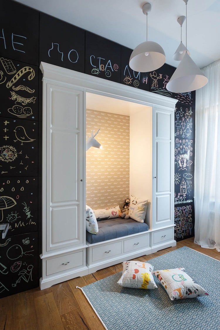 aménagement petite chambre enfant ardoise géante idée coin jeu pratique avec zone couchage intégrée