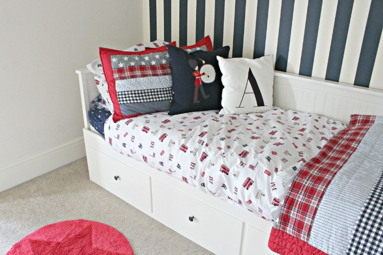 aménagement petite chambre enfant avec rangements intégrés espace sous lit