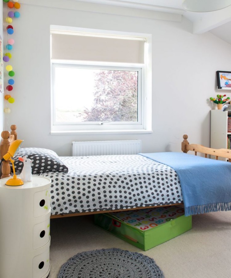 aménagement petite chambre enfant baques rangements sous lit idées pratiques pour espace optimisé