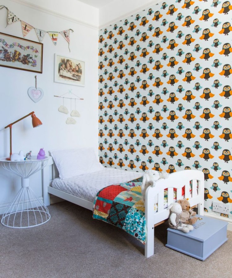 aménagement petite chambre enfant idée pour délimiter zone couchage avec papier peint