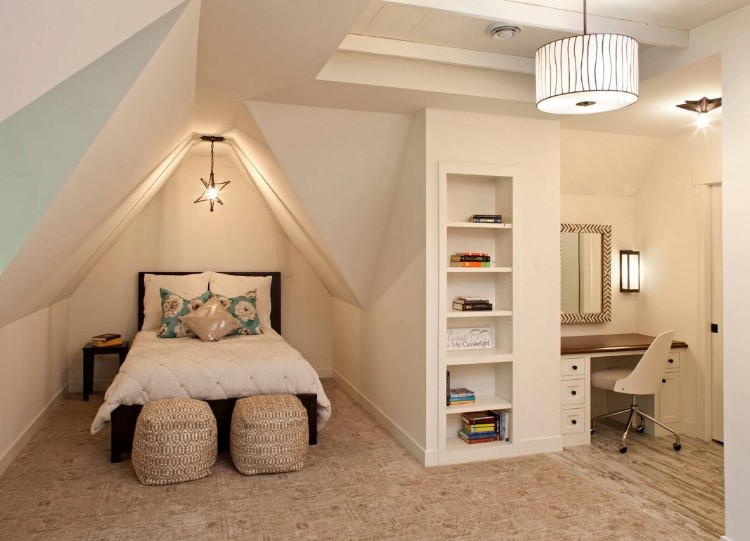 aménagement petite chambre enfant murs blancs espace sous plafond fonctionnel