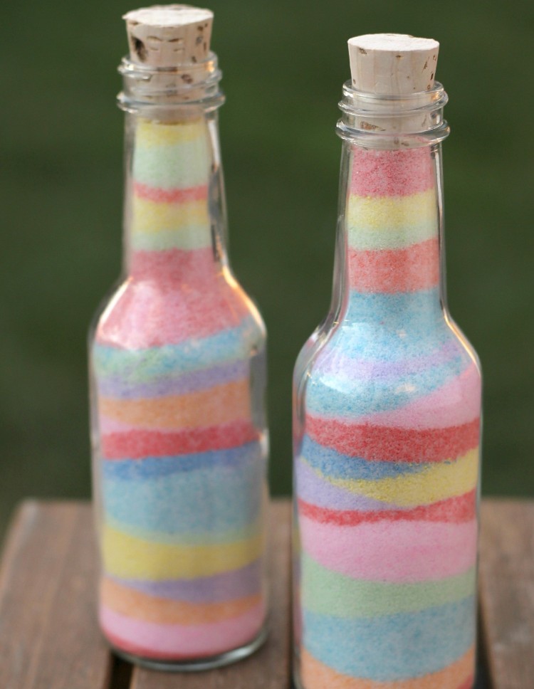bouteilles DIY remplies sable coloré cinétique idée déco originale réaliser avec enfants