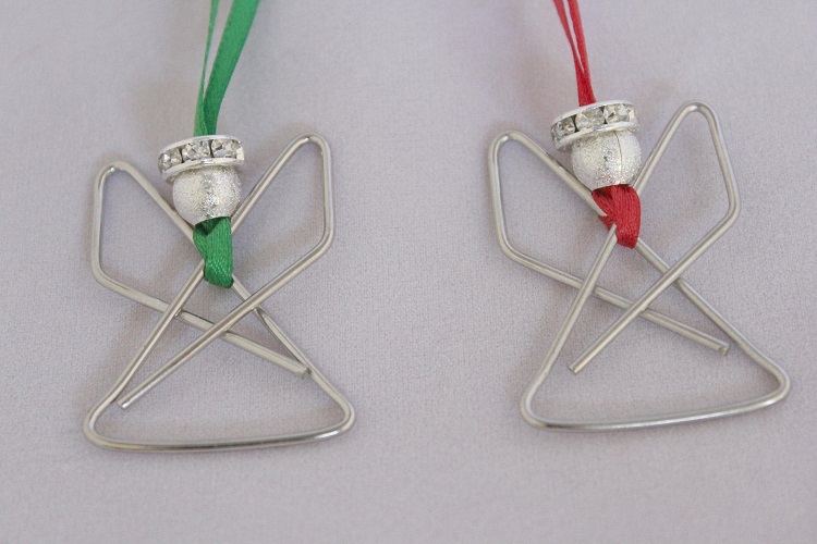 bricolage de Noël avec trombones petis anges ruban perles décoratives