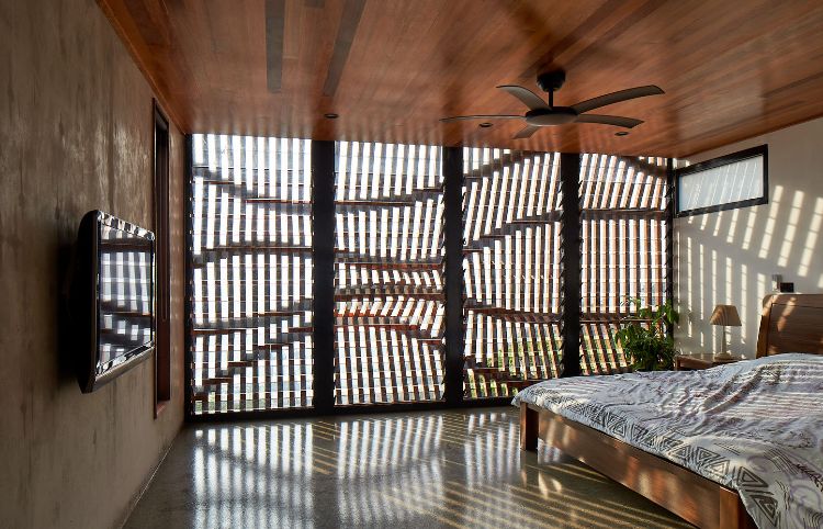brise-soleil bois chambre à coucher moderne plafond en bois