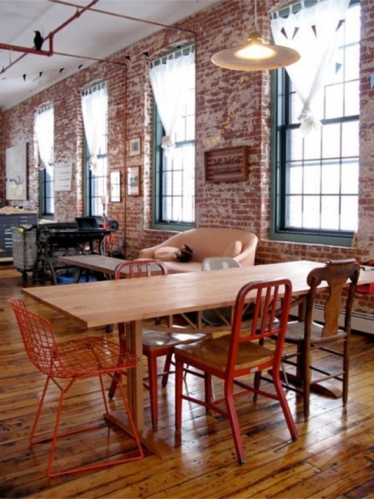 chaises dépareillées originales coin repas appartement style industriel