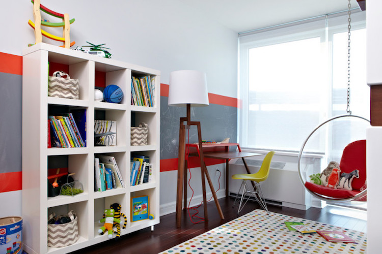 chambre enfant avec bureau etagere peinture murale gris corail fauteuil egg suspendu