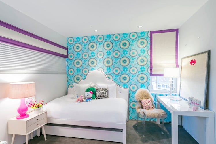 chambre enfant avec bureau grand lit blanc mur accent papier peint turquoise