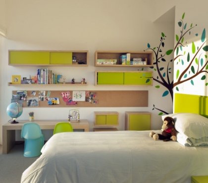 chambre enfant avec bureau modules rangement bois deco vert pomme