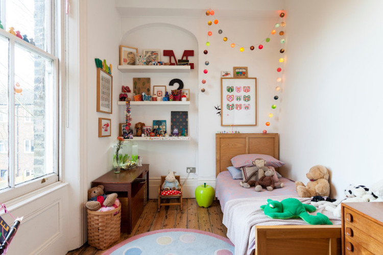 chambre enfant avec bureau niche murale etageres guirlande boules