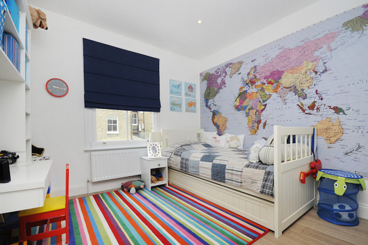 chambre enfant avec bureau tapis colore store bateau carte continents