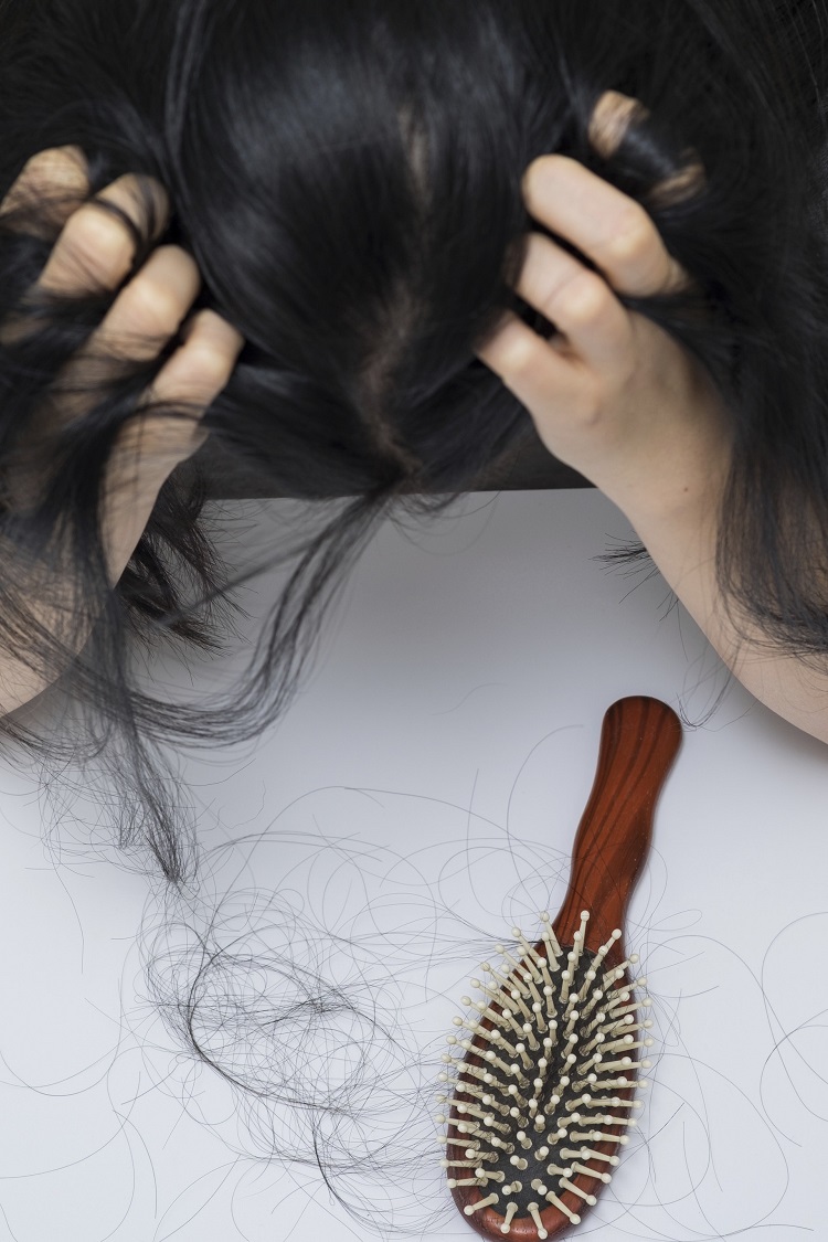 chute de cheveux automne causes remèdes soins